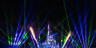 香港【ディズニーランド】新ナイトショー「モーメンタス」 華やかなプロジェクションマッピングは必見！