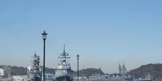 横須賀で海を眺めながら…潮風にちぎれたパンを口に運ぶ幸せ