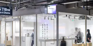 コーヒーを片手にアーティストの鼓動を感じるプログラムを体験