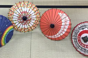 【伝統の町で伝統体験】職人の工房で体験するミニ和傘制作