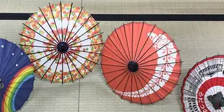 【伝統の町で伝統体験】職人の工房で体験するミニ和傘制作