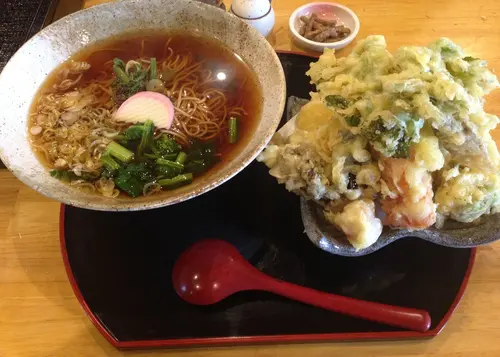 山盛りの野菜天ぷらにあなたも絶対笑顔になる♡