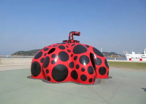 かぼちゃでアートな直島