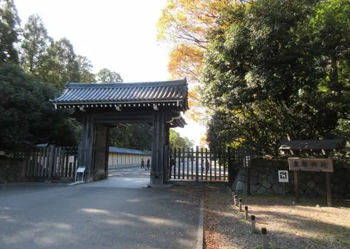 安倍晴明の足跡を求めて京都御所を四季折々の花々と