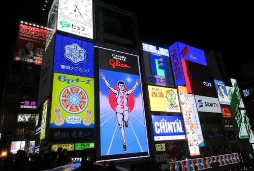 道頓堀と法善寺横丁を闊歩。くいだおれのまち大阪の日常