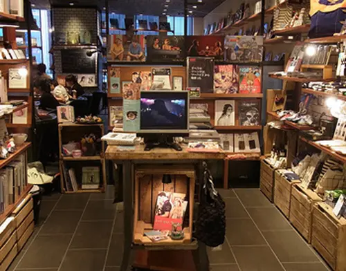 コーヒーとパンと本を買って、大濠公園でまったりして、泊まれる本屋に帰る。