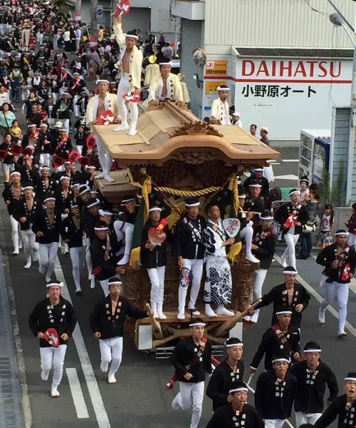 カッコいい！　だんじりが駆け抜ける町”岸和田・春木”！