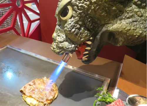 新宿新名所・ゴジラが火を噴く！？お好み焼きも