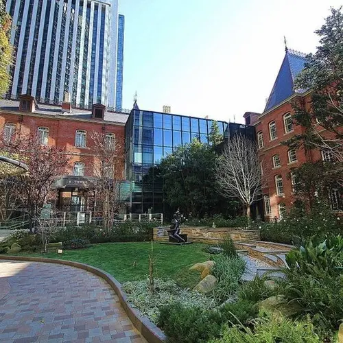 丸の内ブリックスクエア (Marunouchi BRICK SQUARE)