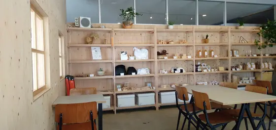 コメーキングスペース コメの店内