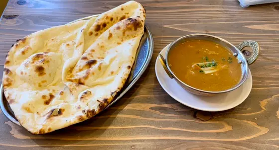 顔より大きいナンとチキンカレー