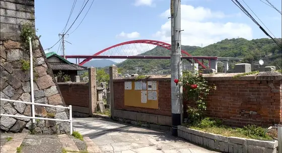 真っ赤な瀬戸大橋が見える