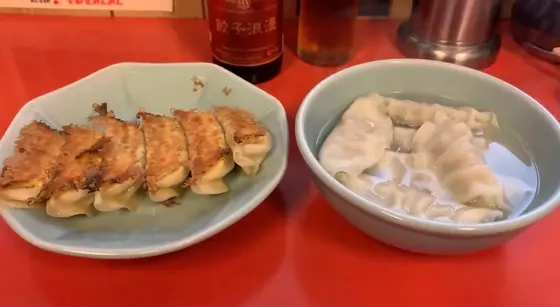 焼き餃子(270円)と水餃子(270円)