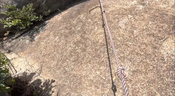 ロープをつたって岩肌を登っていく