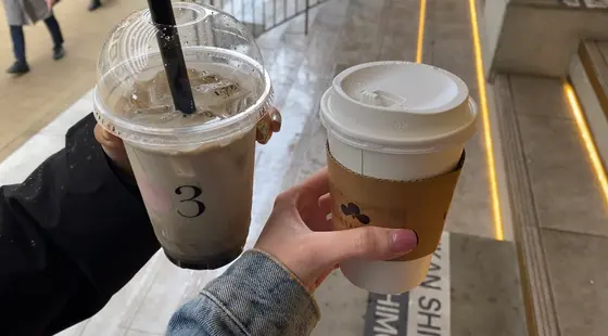 わらび餅入のほうじ茶ラテとオーガニック抹茶ラテ