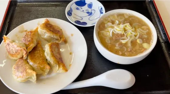 餃子300円　もつ煮込み480円