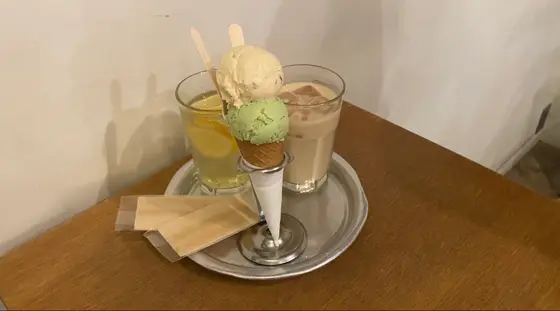 塩キャラメルアイス(上)とピスタチオアイス(下)