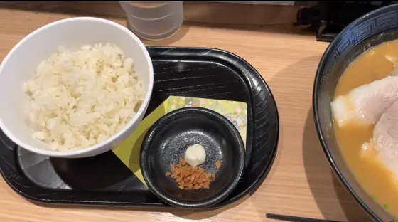ランチは鶏白湯飯がついてくる♪（揚げニンニク&ニンニクラードも）