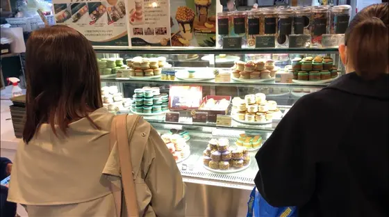 ショーケースに可愛いマカロンたち🫰