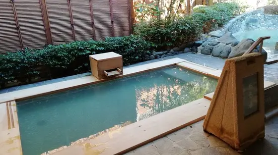 温泉は二種類の泉質を楽しめる