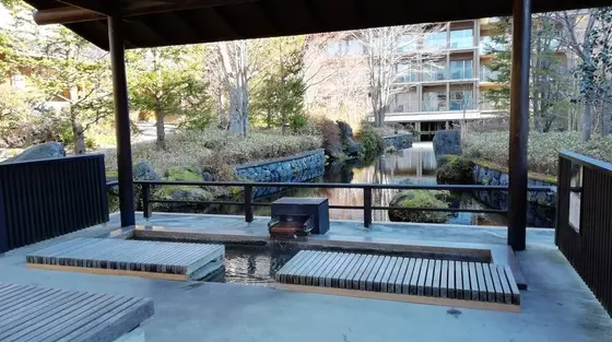 中庭にある足湯