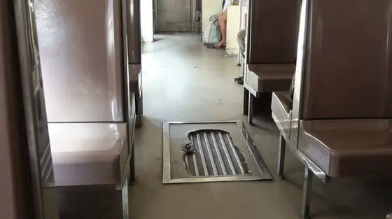 ボロボロの車内