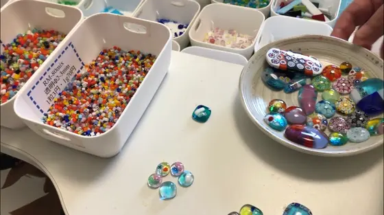 アクセサリーは好きなパーツを組み合わせて作ります！