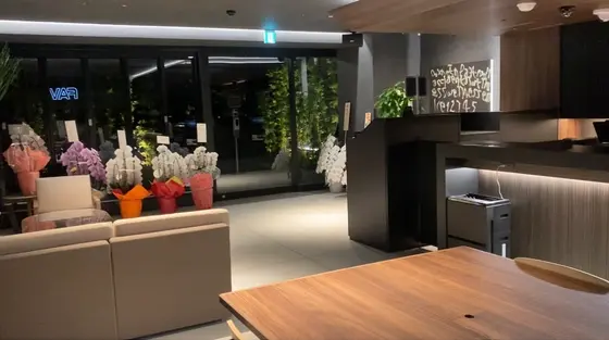 黒を基調としたモダンなロビー