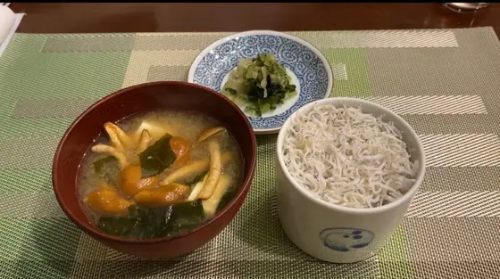 じゃこご飯、なめこの味噌汁、香のもの