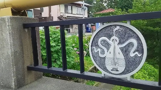 お寺の前の橋に…