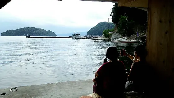 扉を開けるとすぐ海