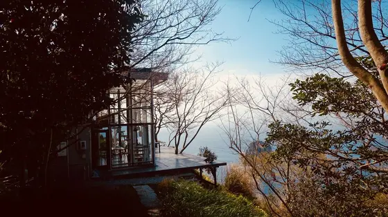 こんな場所に建ってます。