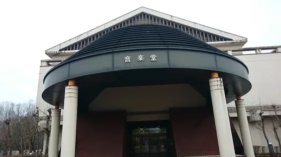 車で移動  ミューズパークは広くて、徒歩で全て見るのは困難  音楽堂と野外ステージ  見事な施設ですが、西武が運営していた？のを投げ出したと父は言う  場所が悪かったのか？  経営は難しいね