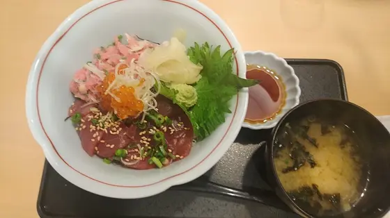 まぐろ二色丼　１３９３円