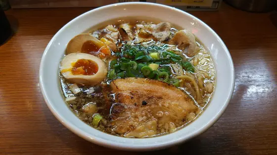 炙り肉の濃口醬油ラーメン