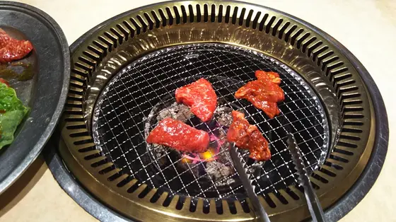 焼肉を楽しむ