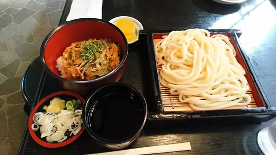 もりうどん　並み　と　かき揚げ丼
