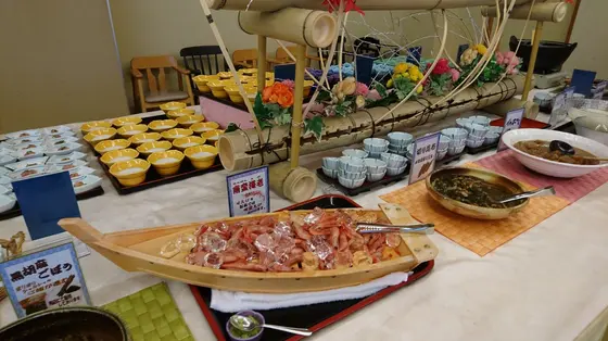 朝食へ  これは部屋食では無く、大広間でテーブルの上でバイキング