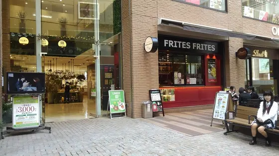お店の前はお客さんの憩いの場に