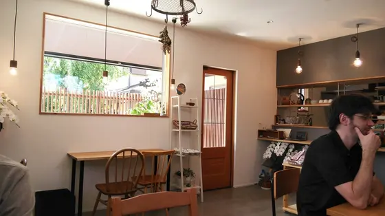 ホッとするアースカラーの店内
