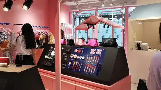 2階にはコスメとアクセサリーが！