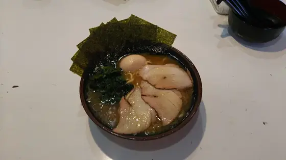 豚骨醤油ベースで太いストレート麺が特徴