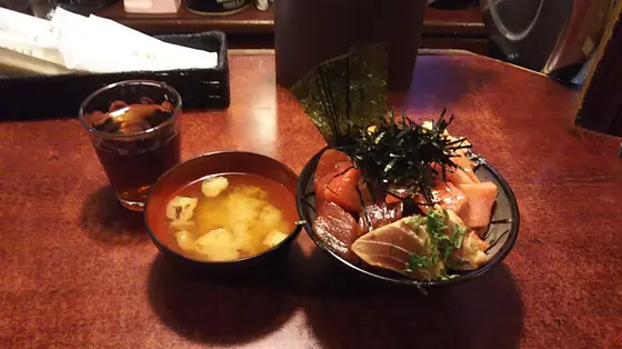 赤身と中トロのハーフ丼