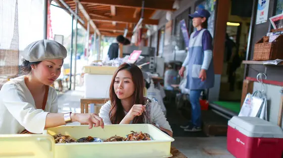 「天ぴ屋」で地魚の加工品を試食しよう！