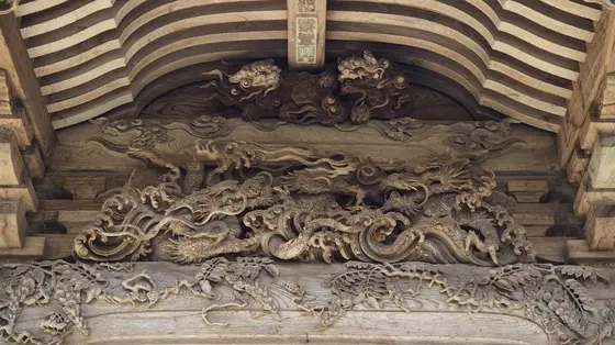 本殿の彫刻にも注目！
