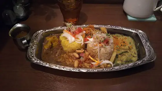 ４種類のカレールー、２種類のライスを１度に味わう