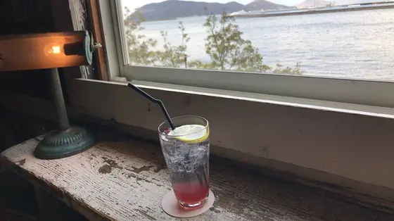 窓際の席で、海を眺める