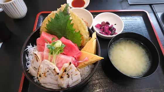三浦丼１５００円大盛り１００円