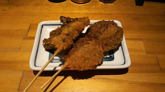 焼き物３本、串揚げ２本、飲み物２杯で