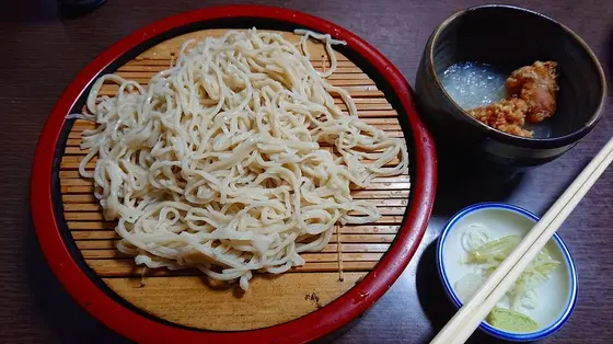 鶏からあげおろしそば　１１００円を注文  ちなみにこの店大盛りは出来ない  何故だ？  仕方がない  １０分ほどで着丼